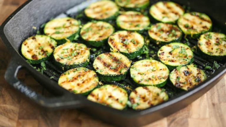 Salata mediteraneană cu dovlecei zucchini la grătar