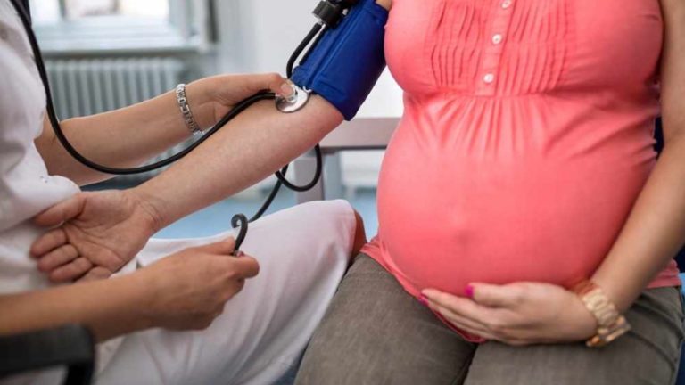PREECLAMPSIE: complicatie periculoasă în sarcină