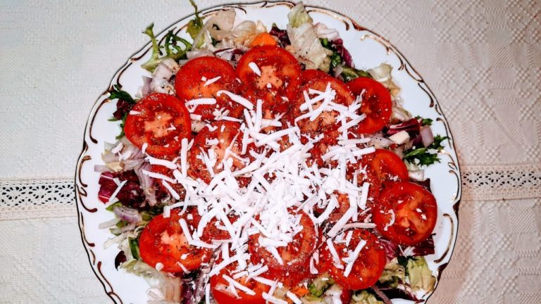 Salata de roșii cu ceapă și dresing cu ghimbir