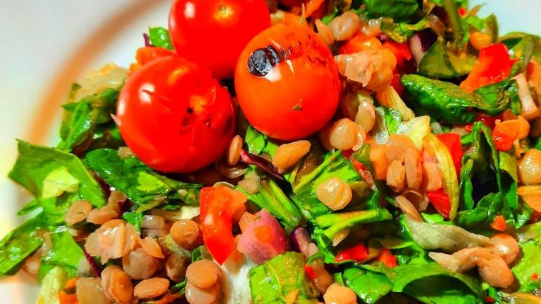 Salata de ardei copți cu linte și spanac