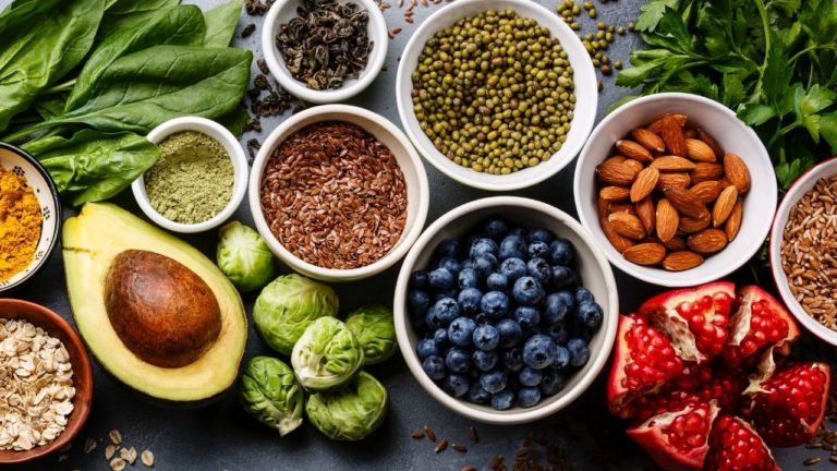 ANTIOXIDANTI. Ce superalimente ne ajuta sa imbatranim sanatosi?