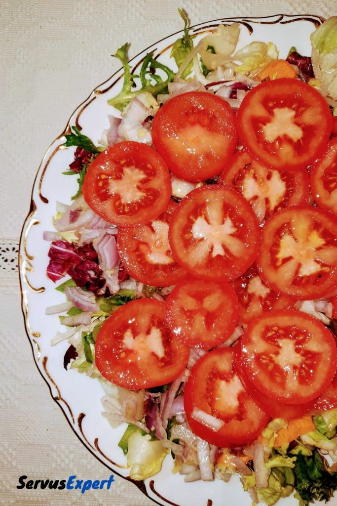 salata de rosii cu ceapa si dressing de ghimbir