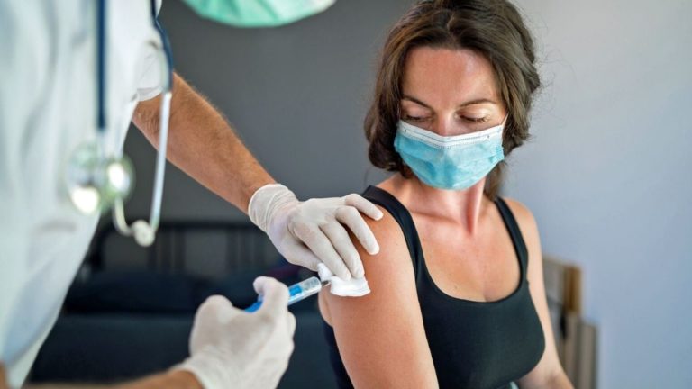 Vaccinare, infectie sau ambele: ce protecție am față de COVID?