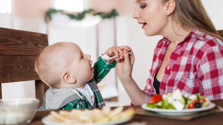 Diversificarea alimentatiei la bebelusi: este timpul pentru alimente solide?