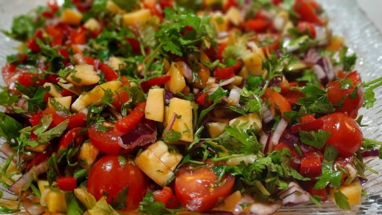 Salata cu mango, rosii cherry, ceapa rosie & patrunjel