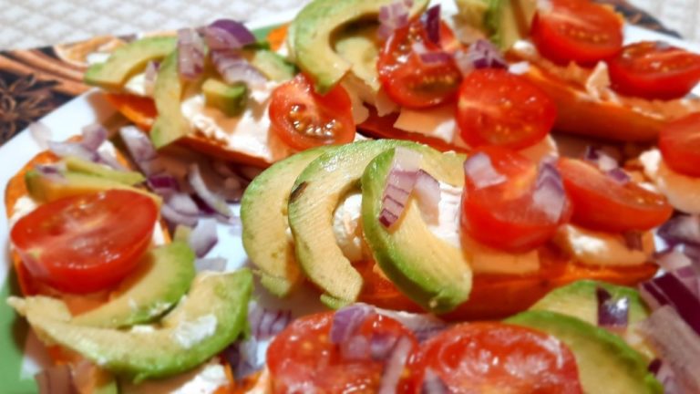 Cartofi dulci cu cremă de brânză și avocado