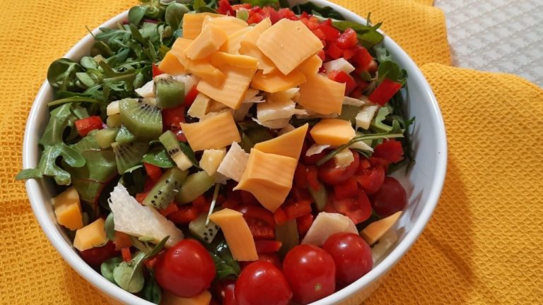 Salata cu kiwi, brânza cheddar & roșii cherry