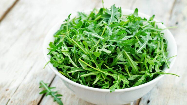 Salata de rucola cu parmezan și carne de vita la gratar