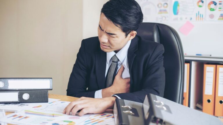 Angina pectorală. Ce pericole semnalează durerea în piept?