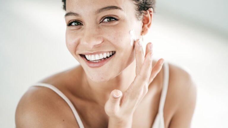 Retinol. Cum să-l folosești pentru riduri, pete sau acnee?
