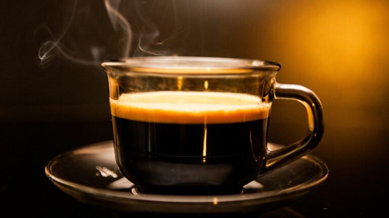 Cafeina poate cauza pierderea calciului din oase?