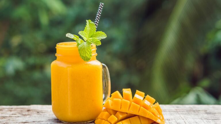 Smoothie cu kefir și mango, rețeta ideală pentru flora intestinală