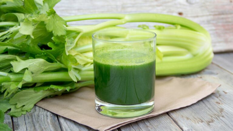 Sucul de țelină: ce vitamine și minerale câștigi?