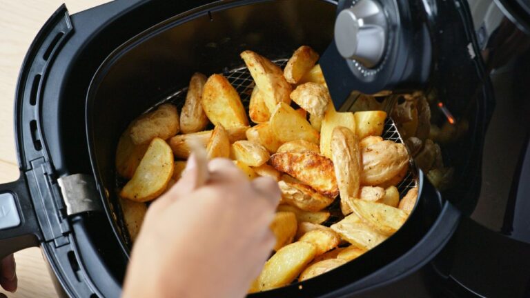 Airfryer, friteuza cu aer cald: beneficii și riscul de cancer