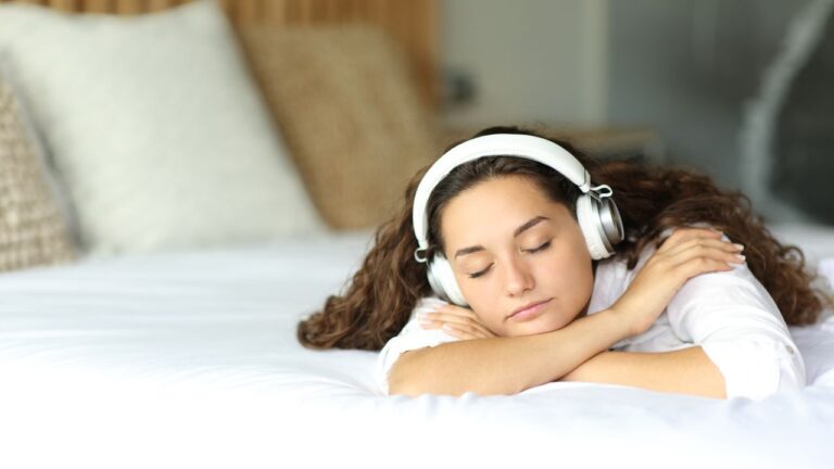 Căștile audio: este bine să dormi cu ele în urechi?