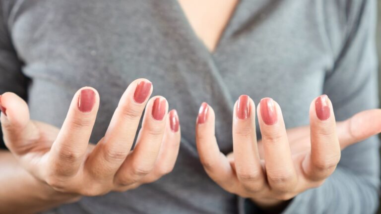 Amorțeala și furnicăturile la mâini sau picioare: cauze posibile